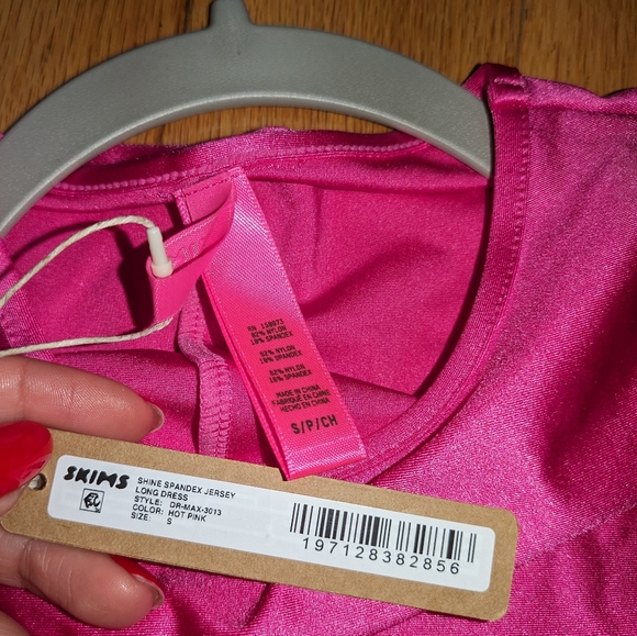 1. NWT SKIMS SHINE JERSEY LONG DRESS IN HOT PINK SIZE SMALL - Picture 7 of 7